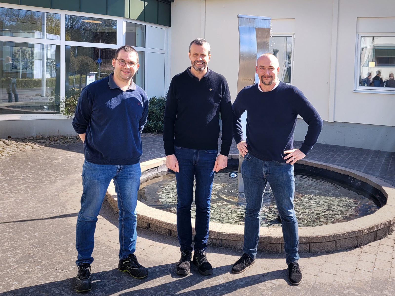 Caption: A new production line from AP&T will increase NIBE's manufacturing capacity. From the left, Henrik Broström and Stefan Persson, both from NIBE, together with AP&T's Dan Barvö. AP&T新产线助力 NIBE瑞典公司提高产能。自左至右依次为:NIBE公司Henrik Broström和Stefan Persson,AP&T大客户经理Dan Barvö