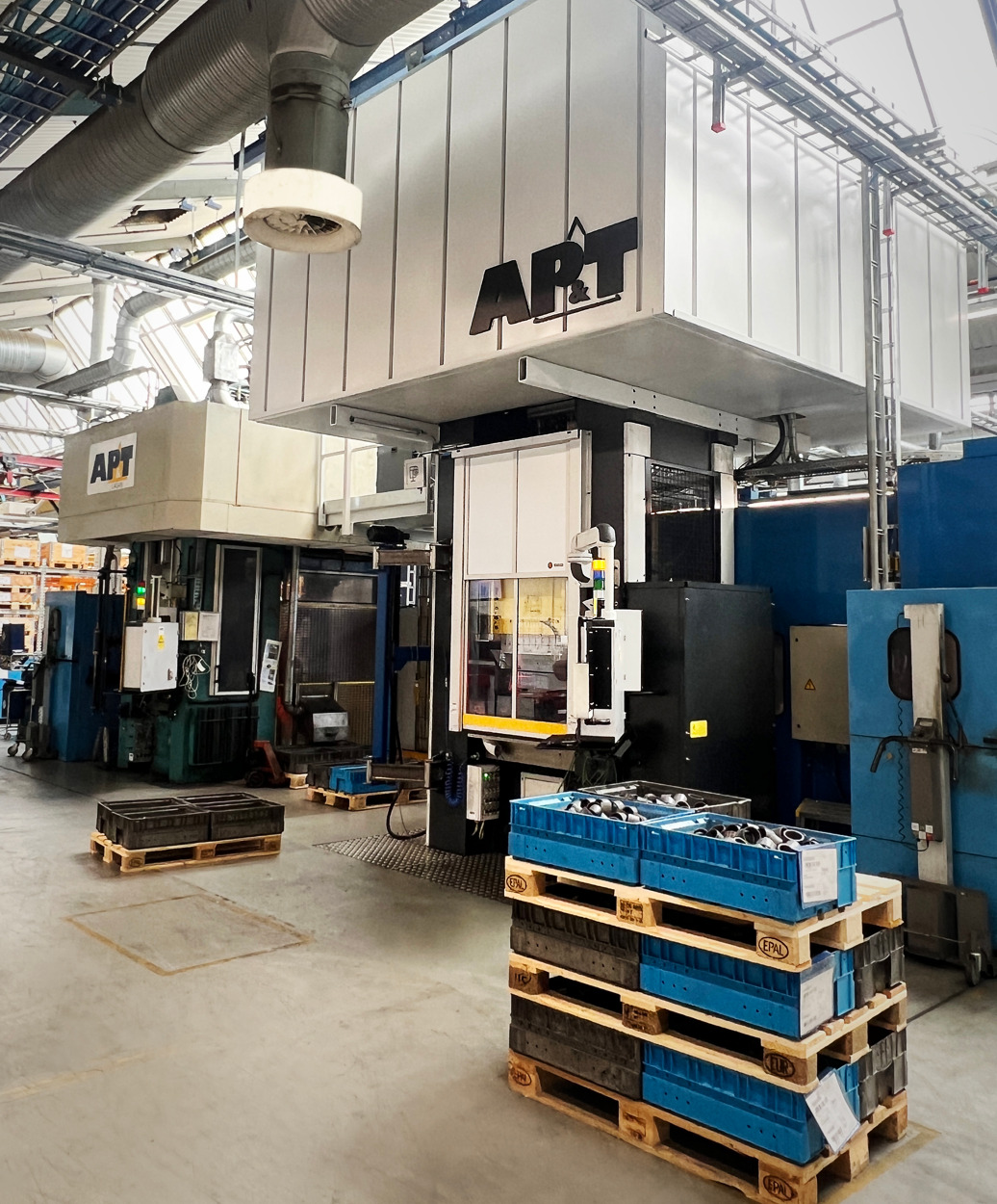 The machine combines outstanding technology with high user-friendliness and low noise level. The freely programmable operator interface provides full control over the process. Operators can create and customize programs themselves, increasing flexibility and reducing need for external programming expertise.